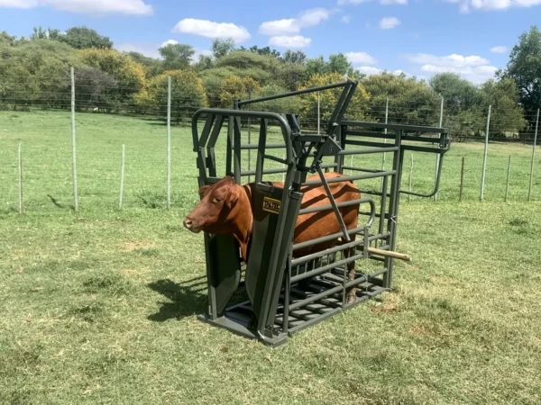 Cattle working crate with sliding gate